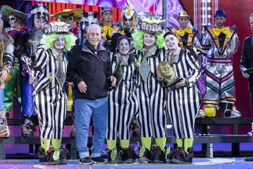 Los Nietos de SaryManchez se autodescalifican en la final de murgas al superar el tiempo establecido en señal de protesta/Lpacarnaval y TA.